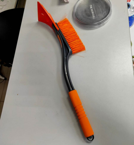 Автомобильная щетка зимняя со скребком, мягкая ручка, 350-450мм