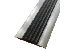 Полоса противоскользящая алюминиевая 900х42 мм, с резиновой вставкой черная