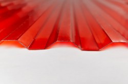 Профилированный поликарбонат трапеция 2000х1050х0,8мм (красный прозрачный) Юг-Ойл-Пласт