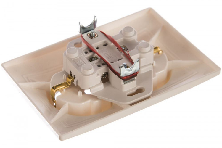 Розетка двухместная скрытая белая (с заземлением) Кварта 16А IEK